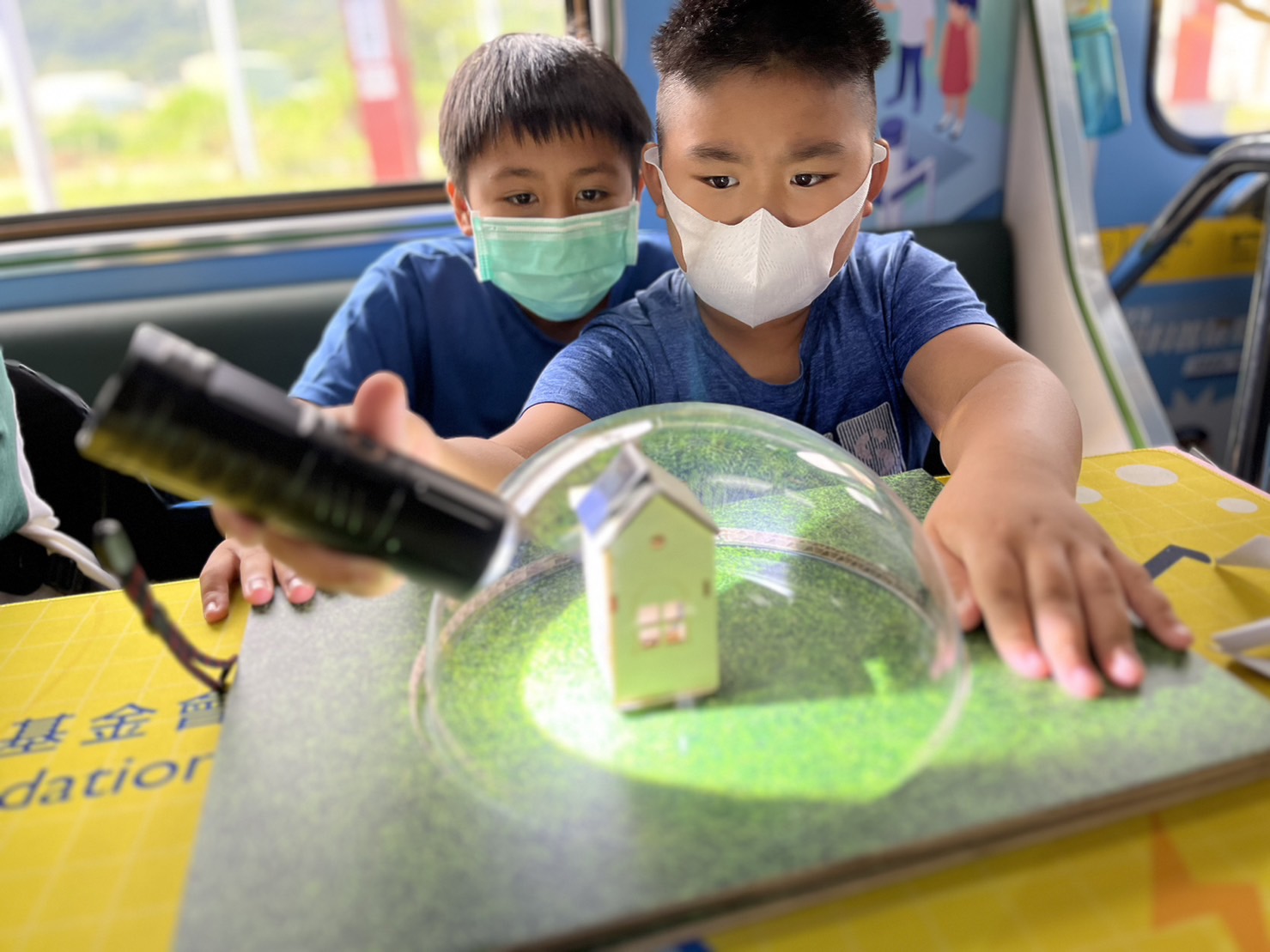 CA88參與基礎科學主題車廂，以STEAM教學精神，設計「逐日科學家」、「太陽能工程師」以及「淨零建築師」三大能源科普課程和實驗